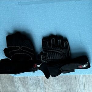 Gym workout gloves